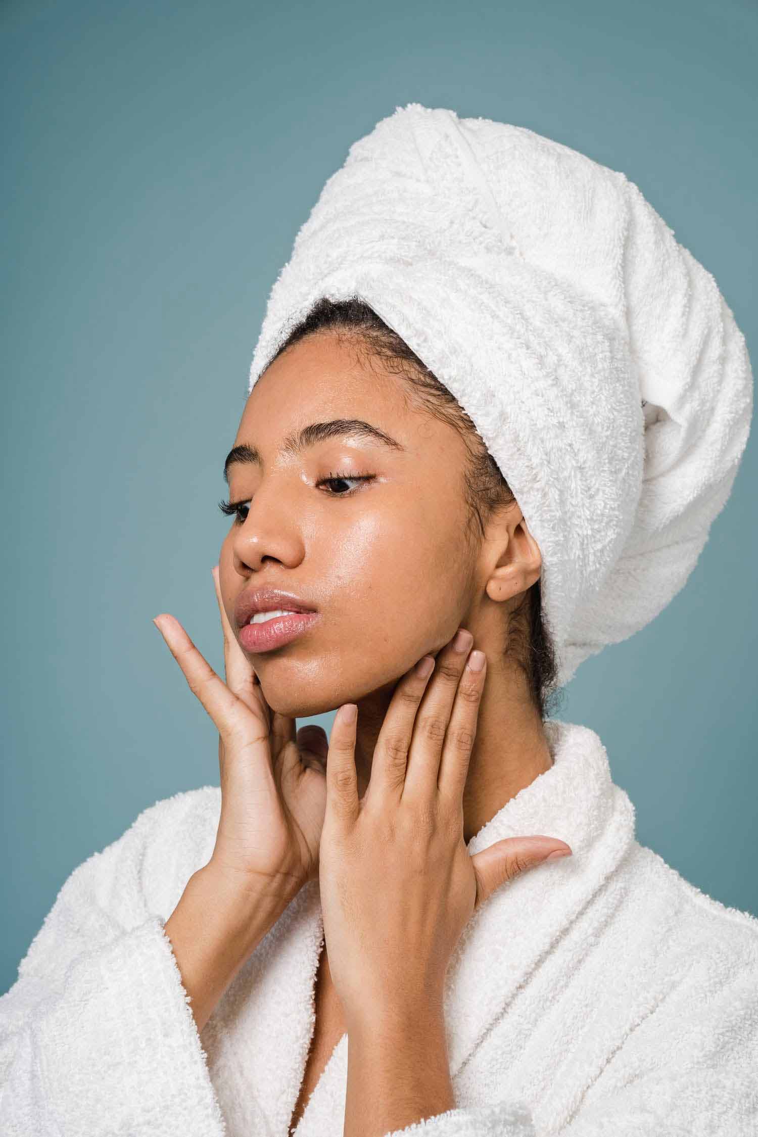 Pourquoi mettre de l’huile sur la peau de son visage diminue l’efficacité de nos crèmes et soins ?